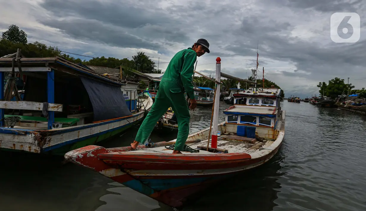Nelayan saat beraktivitas di Pelabuhan Karangantu Serang, Banten, Minggu (17/3/2024). (Liputan6.com/Angga Yuniar)