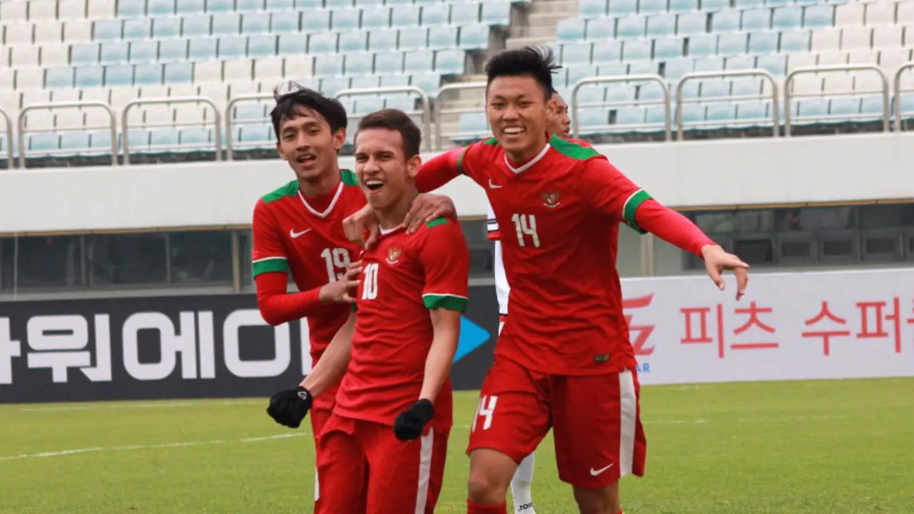 Para pemain Timnas Indonesia U-19 merayakan gol Egy Maulana Vikri saat melawan Timor Leste pada laga Kualifikasi Piala Asia 2017 di Stadion Paju Public, Korea Selatan, 2/11/2017). Indonesia menang 5-0. (PSSI/Bandung Saputra)