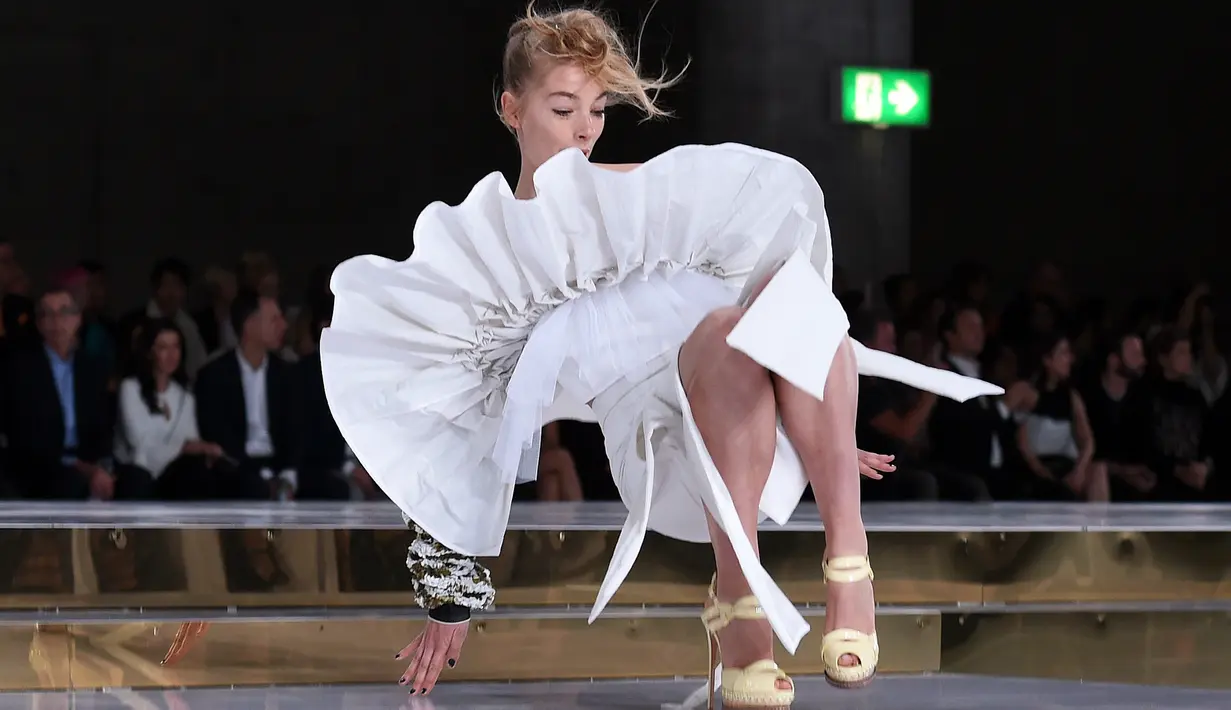 Seorang model terjatuh saat berjalan di atas catwalk Fashion Week Australia di Sydney, Minggu (15/5). Model cantik itu terjatuh kala memperagakan busana karya desainer Toni Maticevski asal Australia. (William WEST/AFP)