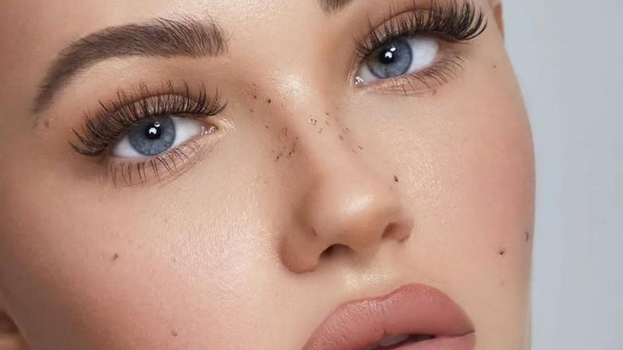 Ilustrasi Penggunaan Nude Eyeliner sebagai Batas Saat Merapikan Alis (©Pinterest)