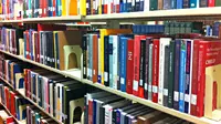 Seseorang puluhan tahuh lalu lupa mengembalikan sejumlah buku ke perpustakaan kampus. Akhirnya, buku-buku itu kembali.