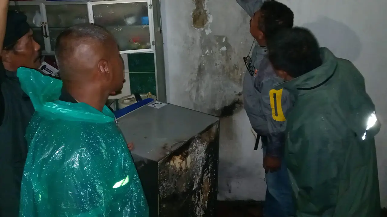 Rumah warga di Kampung Wangun, RT 02/RW 03, Desa Bojonglongok, Kecamatan Parakansalak, Kabupaten Sukabumi rusak tersambar petir.