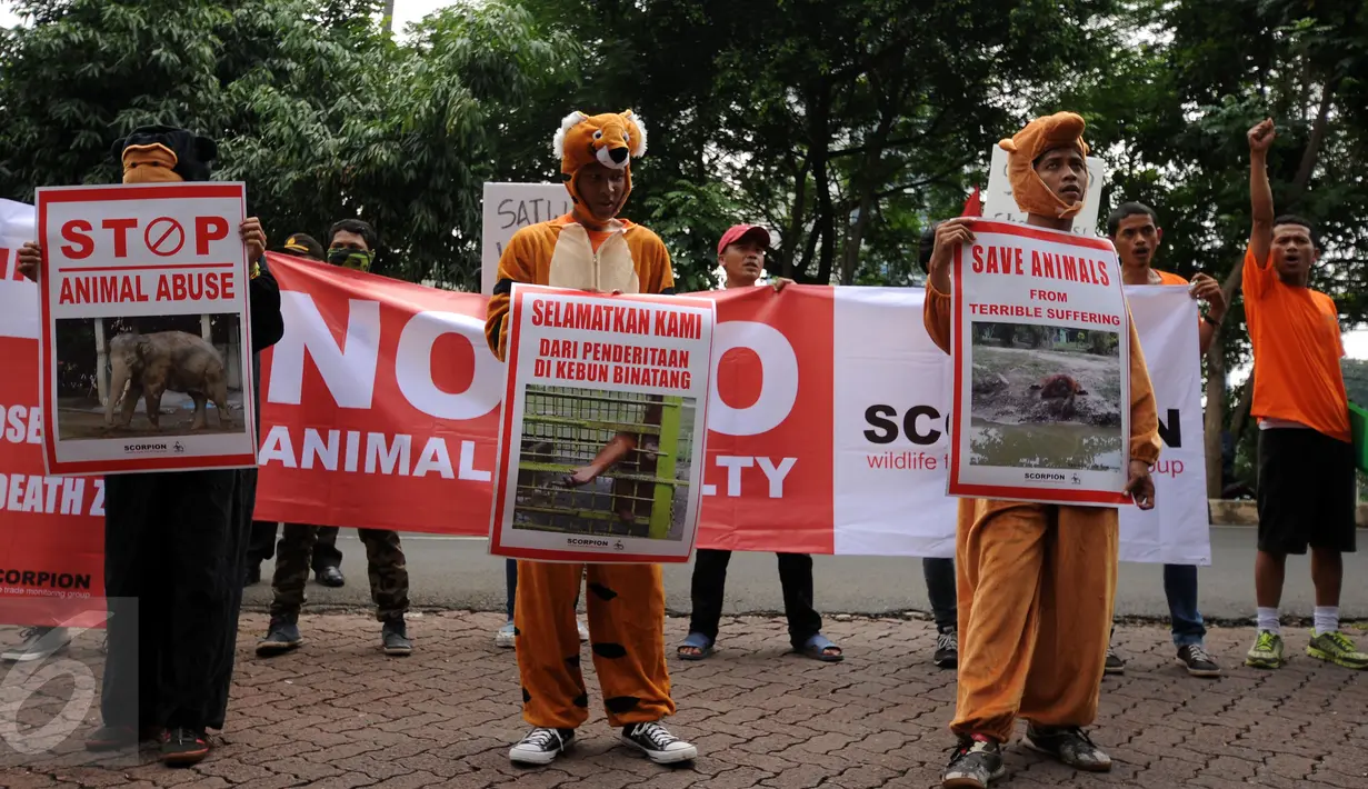 Aktivis membentangkan tulisan dan berorasi saat aksi di depan Kantor Kementerian Lingkungan Hidup dan Kehutanan, Jakarta, Senin (8/8). Mereka meminta semua pihak menstop kekejaman dan eksploitasi satwa. (Liputan6.com/Helmi Fithriansyah)
