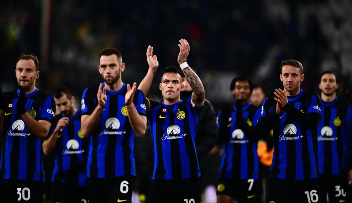 Tapi keunggulan Juve ini cuma bertahan enam menit saja. Lautaro Martinez berhasil menyamakan skor setelah meneruskan umpan matang dari Thuram. Skor imbang 1-1 bertahan sampai turun minum. (MARCO BERTORELLO/AFP)