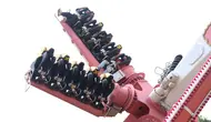 Pengunjung mencoba wahana permainan saat berwisata di Dufan, Ancol, Jakarta, Sabtu (20/6/2020). Setelah ditutup selama dua bulan akibat pandemi COVID-19, kawasan rekreasi Taman Impian Jaya Ancol kembali dibuka. (Liputan6.com/Angga Yuniar)