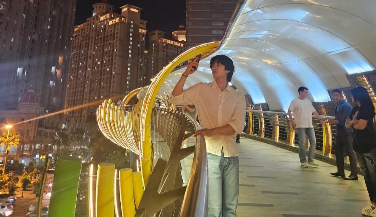 <p>Ahn Bo Hyun berpenampilan kasual dengan mengenakan kemeja putih yang dipadukan dengan celana jeans. Dia berpose di jembatan terkenal Central Park. (Foto: Instagram/ bohyunahn)</p>