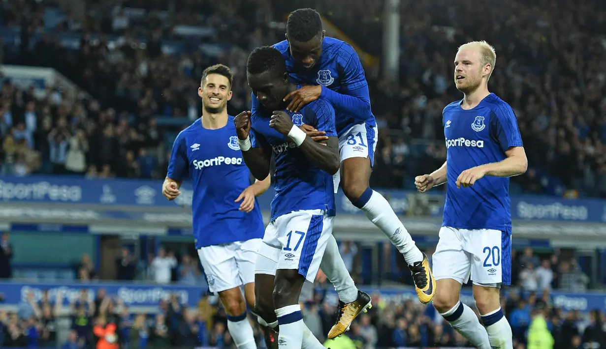 Para pemain Everton merayakan gol yang dicetak oleh Idrissa Gueye ke gawang Hajduk Split pada leg I play-off Liga Europa di Stadion Goodison Park, Jumat (18/8/20127). Everton menang 2-0 atas Hajduk Split. (AFP/Oli Scarff)