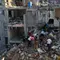 Warga Palestina memeriksa kerusakan di sekitar bangunan tempat tinggal setelah serangan udara Israel di kamp pengungsi Rafah di Jalur Gaza Selatan pada 1 Desember 2023, (SAID KHATIB/AFP)