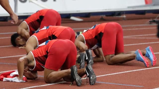 Sujud Syukur Zohri dan Tim Estafet Rebut Perak Lari 4x100m