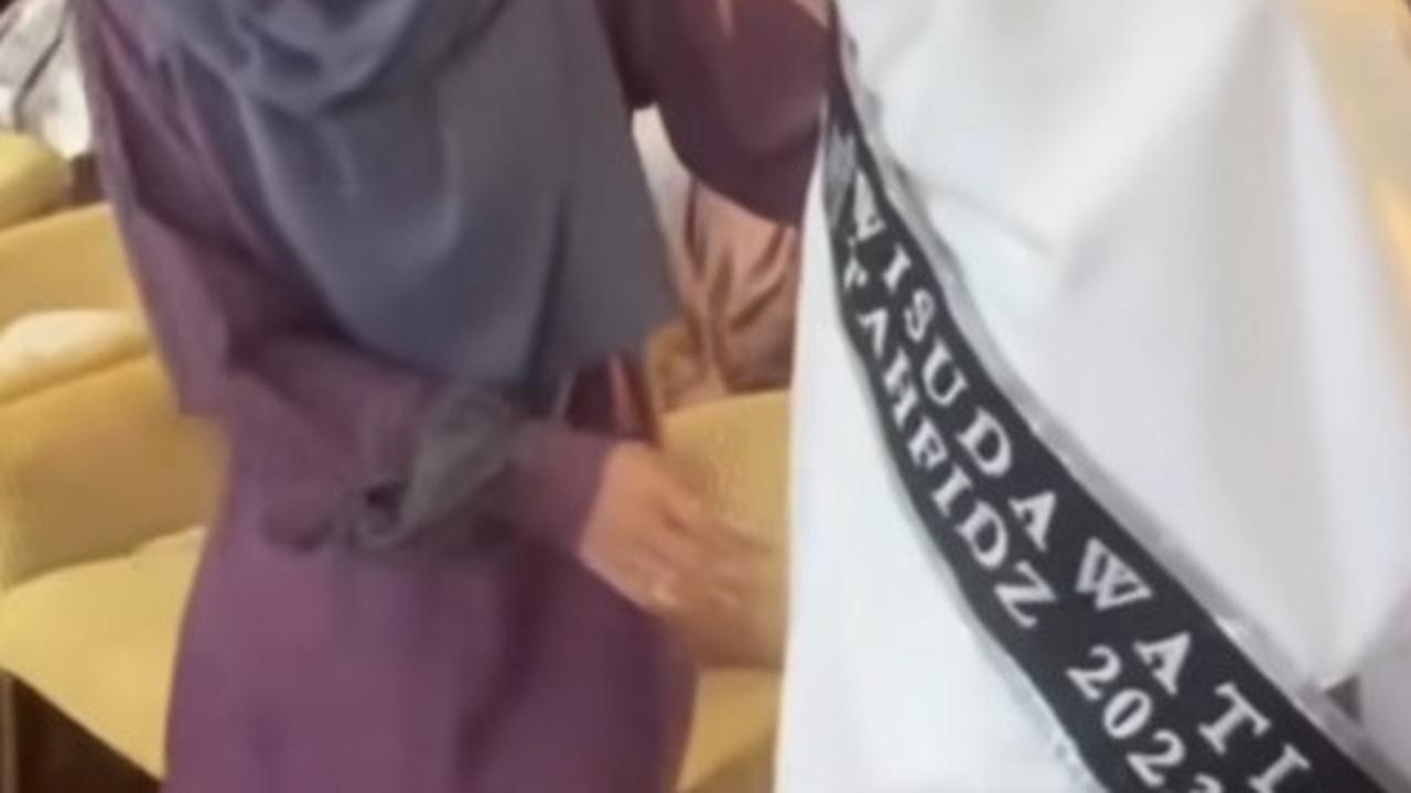 Meski terduduk lemah d kursi roda, Yuni berusaha berjalan kaki saat namanya dipanggil untuk menaiki panggung. Ia dipapah oleh Ricis dan berjalan perlahan menuju panggung.