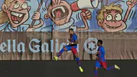 Penyerang Barcelona Memphis Depay merayakan golnya ke gawang Celta Vigo pada pertandingan La Liga Spanyol di Stadion Abanca-Balaidos, Sabtu, 6 November 2021. (AP Photo/Lalo R. Villar)