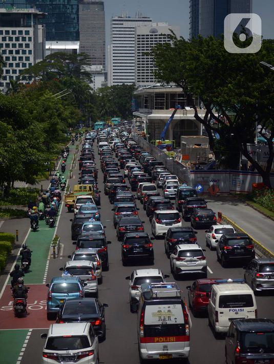 Kepadatan arus lalu lintas di Jalan Sudirman-Thamrin pada jam makan siang, Jakarta, Kamis (15/12/2022). Pemerintah berencana untuk mengucurkan insentif kendaraan listrik di Indonesia, insentif mobil listrik sebesar Rp 80 juta dan motor listrik Rp 8 juta. (merdeka.com/Imam Buhori)