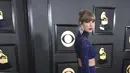 Taylor Swift berpose untuk fotografer di karpet merah ajang Grammy Awards 2023 di Crypto.com Arena, Los Angeles, AS, Senin (6/2/2023) pagi waktu Indonesia. Mantan Harry Styles itu Penyanyi 33 tahun itu tampil dengan nuansa warna biru tengah malam dari kepala hingga ujung kaki.  (Photo by Jordan Strauss/Invision/AP)