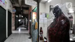 Aktivitas perdagangan saat pemberlakukan ganjil genap pasar tradisional di Jakarta, Senin (15/6/2020). PD Pasar Jaya mulai hari ini memberlakukan penerapan ganjil genap di pasar tradisional mengikuti kebijakan Pemprov DKI untuk mengurangi potensi penyebaran Covid-19. (merdeka.com/Iqbal S. Nugroho)