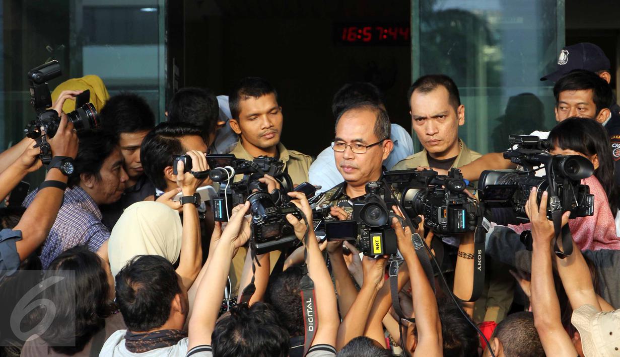 Bupati Musi Banyuasin (Muba), Sumsel, Pahri Azhari  memberi keterangan di depan Gedung KPK, Jakarta, Kamis (27/8/2015). Tersangka dugaan suap kepada anggota DPRD Muba itu diperiksa sebagai saksi untuk tersangka Riamon Iskandar. (Liputan6.com/Helmi Afandi)