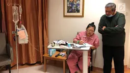Presiden ke-6 RI Susilo Bambang Yudhoyono atau SBY (kanan) menemani sang istri Ani Yudhoyono menulis saat tengah menjalani pengobatan di National University Hospital, Singapura. Ani Yudhoyono dikabarkan meninggal dunia pada pukul 11.50 waktu Singapura. (Liputan6.com/HO)