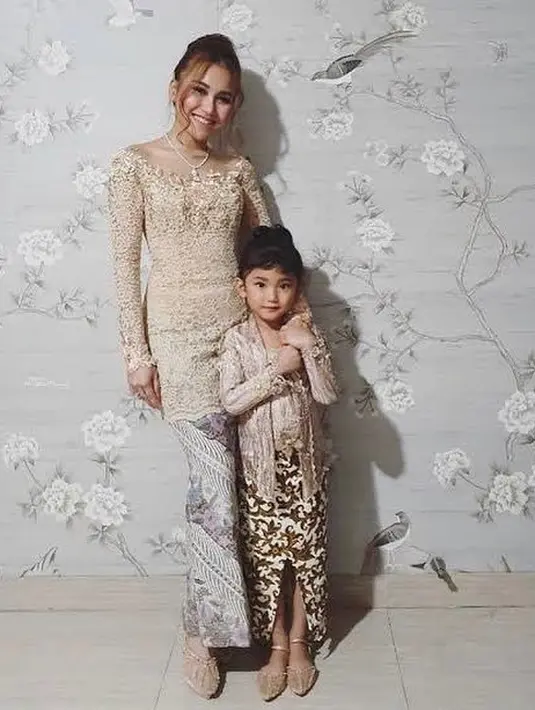 Ayu juga sempat mengenakan kebaya warna ivory. Kebaya brokat model kerah boat neck itu dipadukan dengan kain batik warna putih. [@ayutingting92]