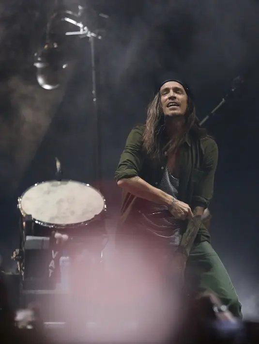 Meski sudah menyatakan konser telah usai, Brandon Boyd dan kawan-kawan kembali naik panggung usai penggemar ingin mereka kembali manggung. (Bambang E. Ros/Bintang.com)