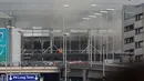 Dua ledakan kembar di bandara internasional di Brussel dan ledakan lain di sebuah stasiun kereta bawah tanah Maelbeek, Belgia pada 22 Maret 2016 menyebabkan 32 orang tewas dan 250 lainnya terluka. (AP Photo/Michel Spingler)