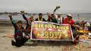 Sejumlah dukun asal Peru membentangkan poster prediksi ramalan jelang pergantian tahun di Pantai Agua Dulce di Lima, Peru, (29/12). Para dukun tersebut meramalkan tahun 2017. (Reuters/Mariana Bazo)