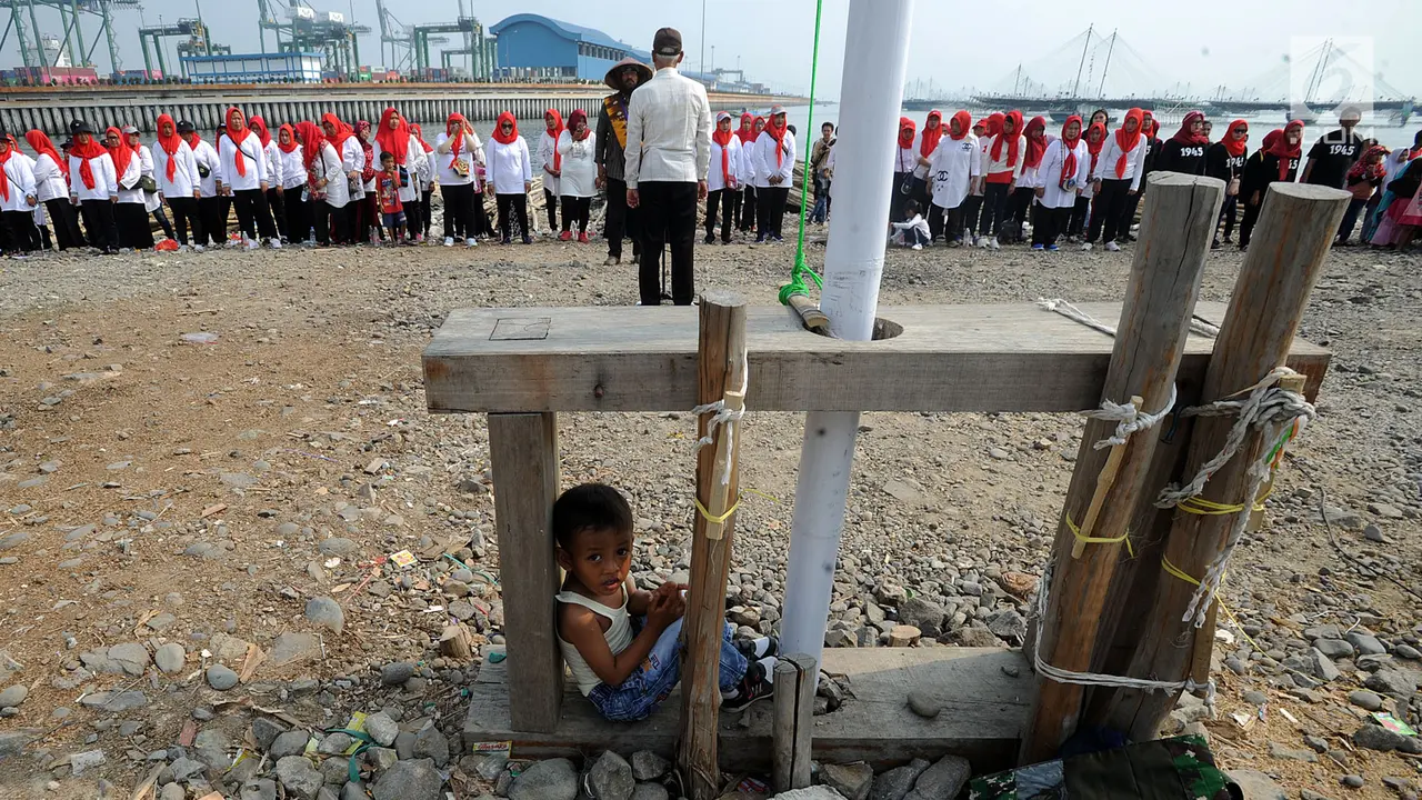 Hikmatnya Upacara Bendera HUT ke-74 RI di Pantai Cilincing