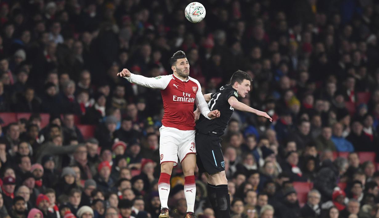 Duel pemain Arsenal, Sead Kolasinac (kiri) dan pemain West Ham, Declan Rice pada laga Piala Liga Inggris di Emirates Stadium, London, (19/12/2017). Arsenal menang 1-0. (AFP/Ben Stansall)