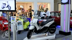 Suasana pameran kendaraan di salah satu pusat perbelanjaan di Bandung, Sabtu (27/6/2015). Pemerintah melalui Bank Indonesia (BI) telah menerbitkan aturan pelonggaran uang muka (DP) untuk kredit kepemilikan kendaraan bermotor. (Liputan6.com/Helmi Afandi)