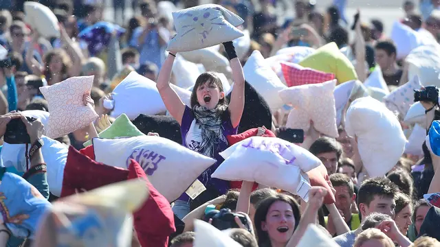 Melihat Serunya Perang Bantal di Budapest
