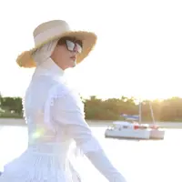 9. Meski terkesan simple, penampilan Syahrini kali ini begitu menawan dan elegan bak bangsawan.