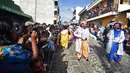 Anggota Saturno Club mengenakan kostum selama berpatispasi dalam parade Dance of Costumes tahunan di sepanjang jalan kota Sumpango, Guatemala, Senin (30/12/2019). Parade kostum yang menampilkan karakter televisi dan film ini untuk memeriahkan malam pergantian tahun. (ORLANDO ESTRADA/AFP)