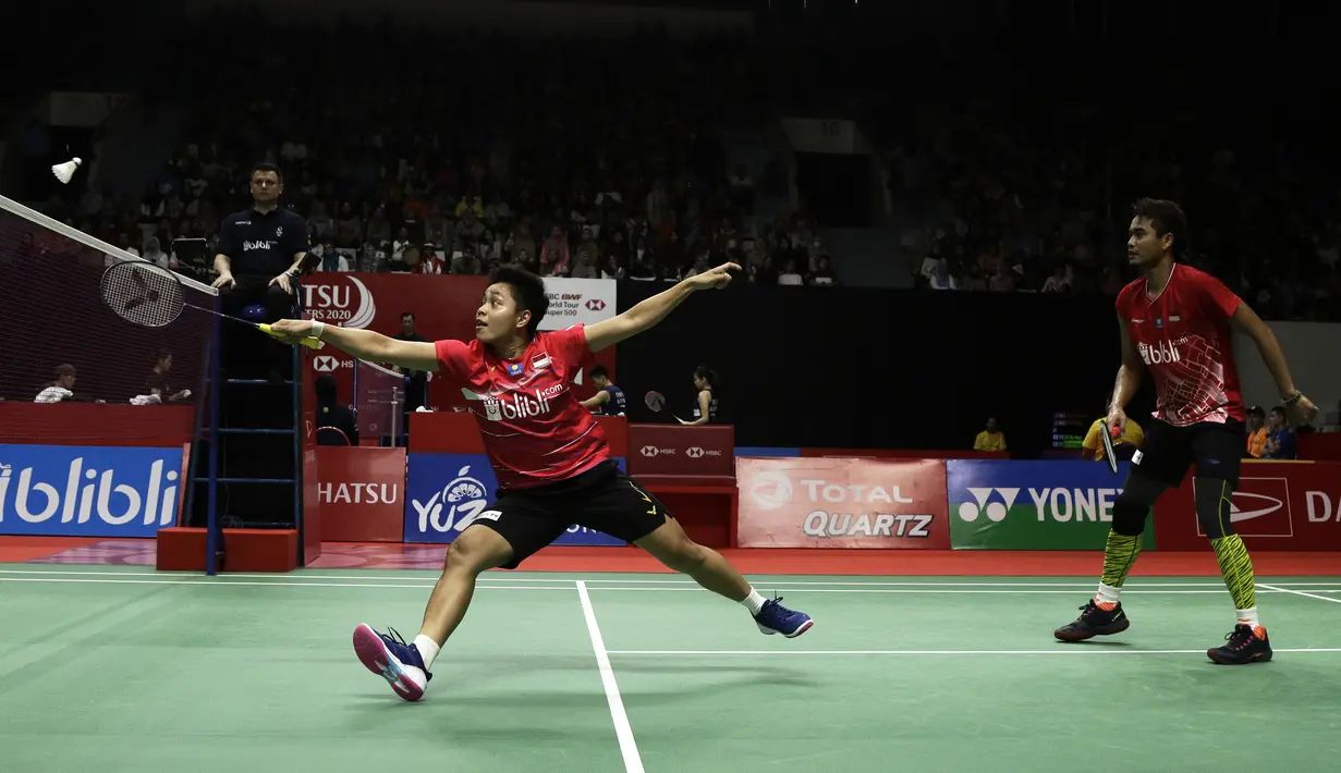 Ganda campuran Indonesia, Tontowi Ahmad/Apriyani Rahayu, saat menghadapi ganda Inggris Chris Adcock/Gabrielle Adcock pada laga Indonesia Masters 2020 di Istora, Jakarta, Kamis (16/1). Tontowi/Apriyani kalah 9-21, 12-21. (Bola.com/Yoppy Renato)