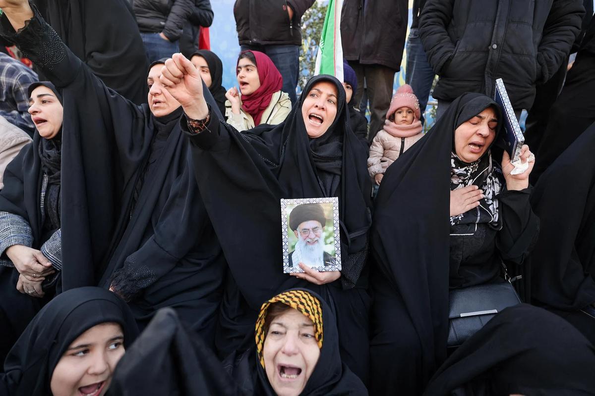 FOTO: Iran Berduka Usai Kematian Ayatollah Ali Khamenei dalam Serangan Militer