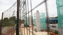 Pekerja menyelesaikan pembangunan tiang penyangga jalur transportasi LRT Cibubur-Cawang di Jakarta, Selasa (29/11). Proyek tersebut ditargetkan selesai pada tahun 2019, dengan progres Cawang-Dukuh Atas 3 persen. (Liputan6.com/Immanuel Antonius)