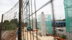 Pekerja menyelesaikan pembangunan tiang penyangga jalur transportasi LRT Cibubur-Cawang di Jakarta, Selasa (29/11). Proyek tersebut ditargetkan selesai pada tahun 2019, dengan progres Cawang-Dukuh Atas 3 persen. (Liputan6.com/Immanuel Antonius)