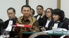 Gubernur DKI Jakarta nonaktif, Basuki T Purnama bersama kuasa hukumnya menjalani persidangan Lanjutan di Kementan, Jakarta Selatan, Selasa (17/1). Sidang ke-6 mendengarkan empat keterangan saksi dari pihak penuntut umum. (Liputan6.com/Resa Esnir/Pool)