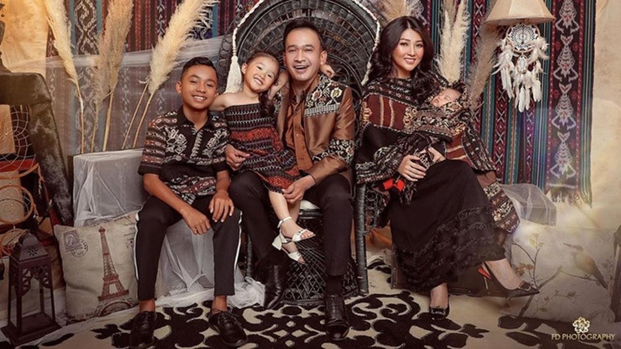 Ajak Betrand Peto, Begini 7 Gaya Foto Keluarga Ruben Onsu dengan Pakaian Nuansa Etnik