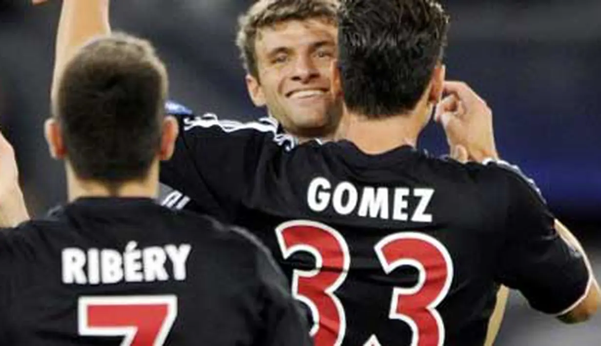Striker Bayern Menchen Mario Gomez (kanan) mendapat selamat dari rekannya Franck Ribery (kiri) dan Thomas Mueller usai mencetak gol ke gawang FC Zurich di leg kedua play-off Liga Champions di Zurich, 23 Agustus 2011. AFP PHOTO / FABRICE COFFRINI 