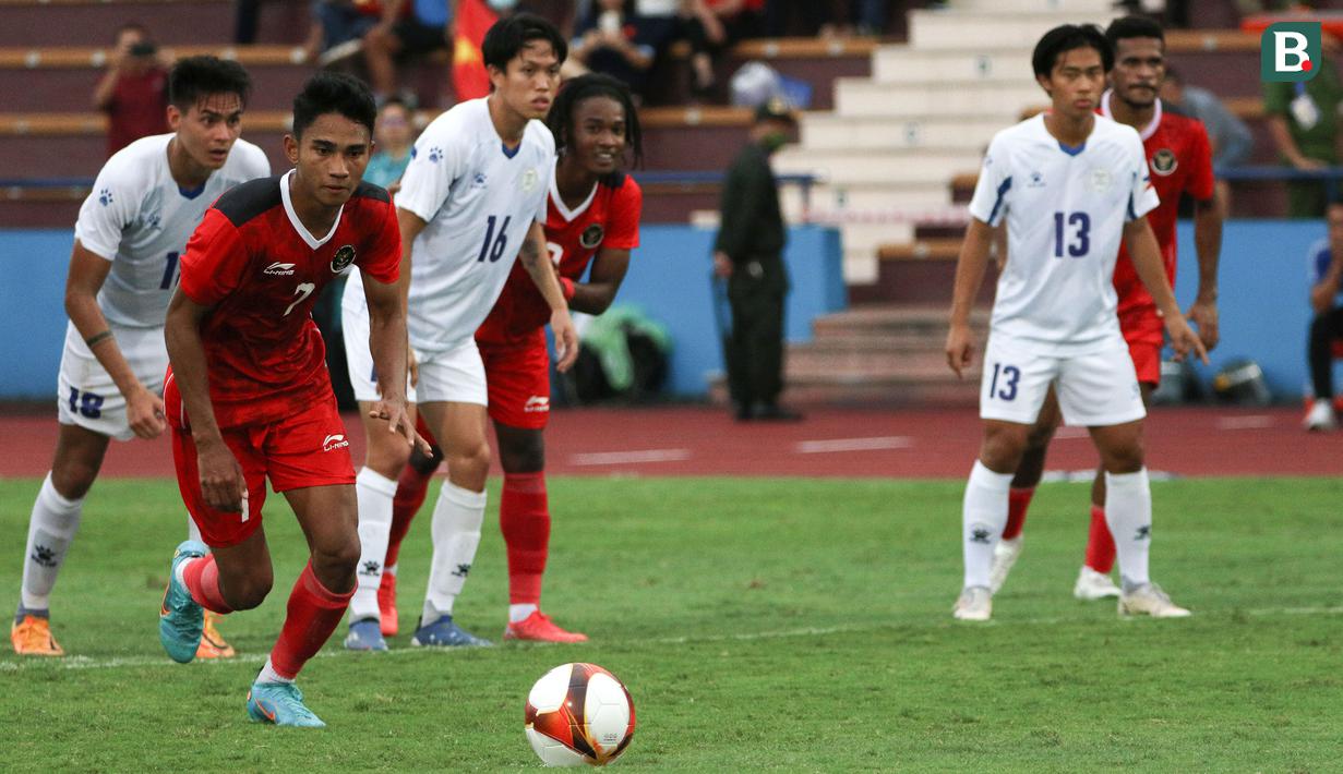 Marselino Ferdinan masuk menggantikan Syahrian Abimanyu di awal babak kedua. Penampilannya sebenarnya terlihat terlalu individualis. Namun, hal itu bisa terampunkan setelah berhasil mencetak gol terakhir Indonesia dari titik putih. (Bola.com/Ikhwan Yanuar)