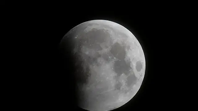 Perubahan gerhana dimulai dengan menutupi sebagian bulan seperti yang terlihat di Santa Monica, California, pada Rabu 26 Mei 2021. (Frederic J Brown / AFP / Getty)