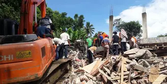 Aceh kembali diguncang gempa. Gempa berkekuatan 6,4 Skala Richter (SR) ini mengguncang Kabupaten Pidie Jaya, Aceh. Gempa itu membuat banyak masyarakat panik, lantaran kejadian 12 tahun silam.  (Liputan6.com/Windi)