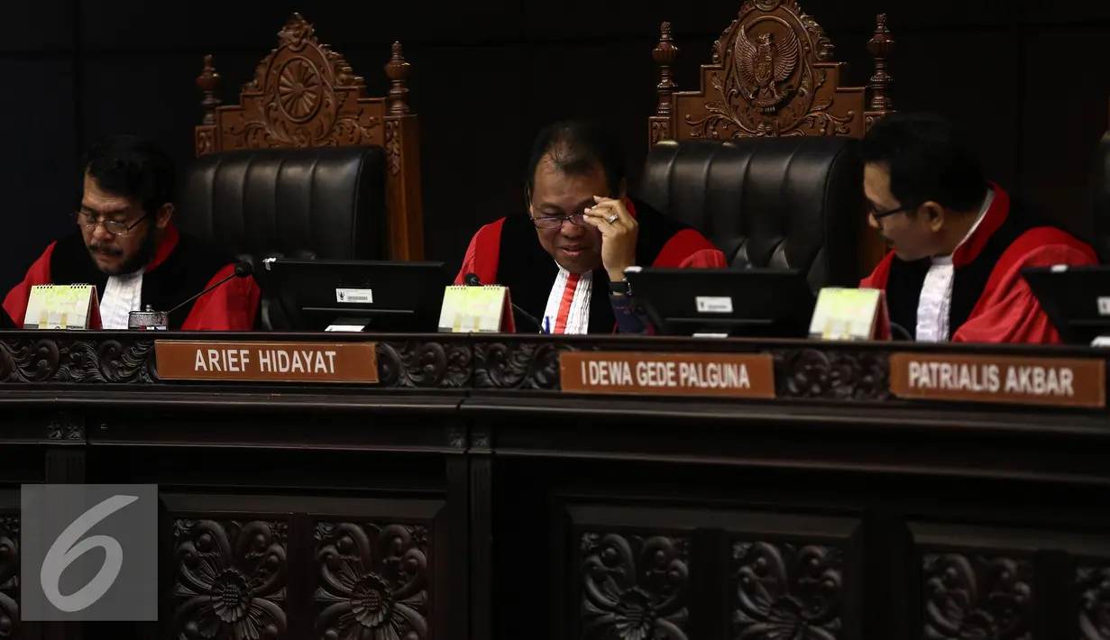 Ketua Majelis Hakim Mahkamah Konstitusi, Arief Hidayat (tengah) membacakan putusan uji materi UU ITE yamg diajukan Setya Novanto saat sidang pembacaan putusan di gedung Mahkamah Konstitusi, Jakarta, Rabu (7/9). (Liputan6.com/Faizal Fanani)