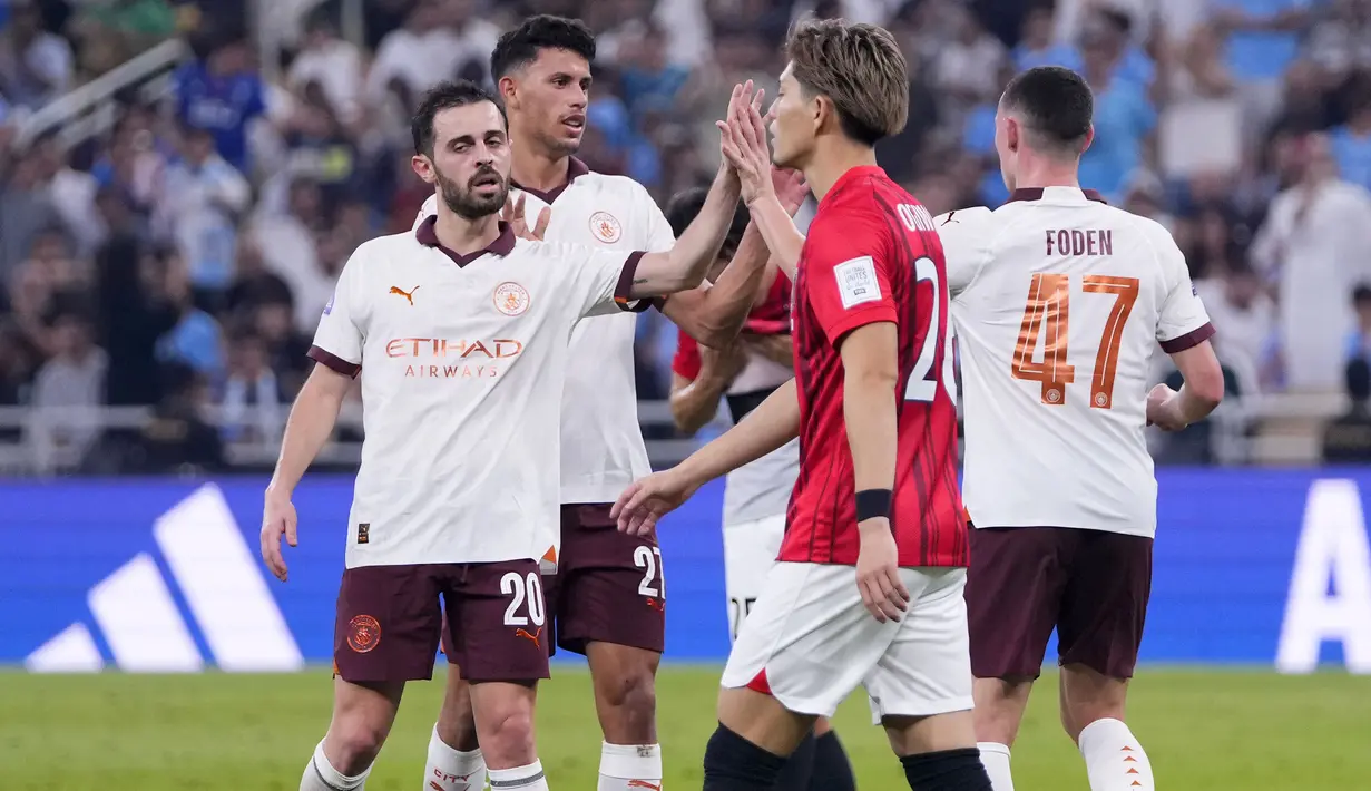 Selebrasi para pemain Manchester City setelah Bernardo Silva (kiri) mencetak gol ketiga ke gawang Urawa Red Diamonds pada laga semifinal Piala Dunia Klub 2023 di King Abdullah Sports City Stadium, Jeddah, Arab Saudi, Rabu (20/12/2023) dini hari WIB. (AP Photo/Manu Fernandez)