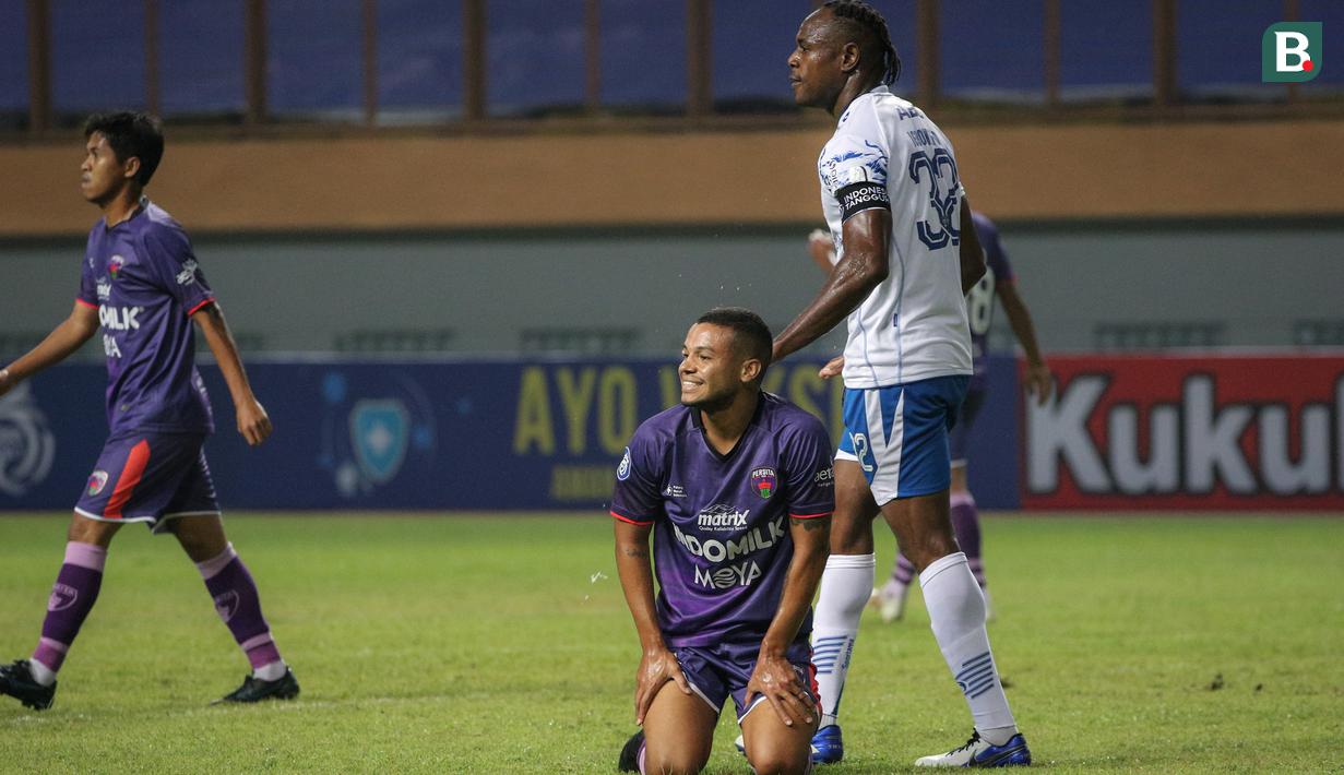 Ekspresi kecewa gelandang Persita Tangerang, Harrison Cardoso (bawah) usai gagal mencetak gol saat melawan Persib Bandung dalam laga pekan kedua BRI Liga 1 2021/2022 di Stadion Wibawa Mukti, Cikarang, Sabtu (11/09/2021). Persita kalah 1-2. (Foto: Bola.com/Bagaskara Lazuardi)