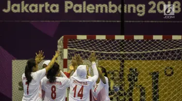 Pemain bola tangan Indonesia berselebrasi seusai mengalahkan pemain Malaysia pada babak penyisihan grup B Asian Games 2018 di GOR POPKI, Cibubur, Jakarta, Selasa (14/8). Indonesia menang atas Malaysia dengan skor 23-15. (Bola.com/Vitalis Yogi Trisna)