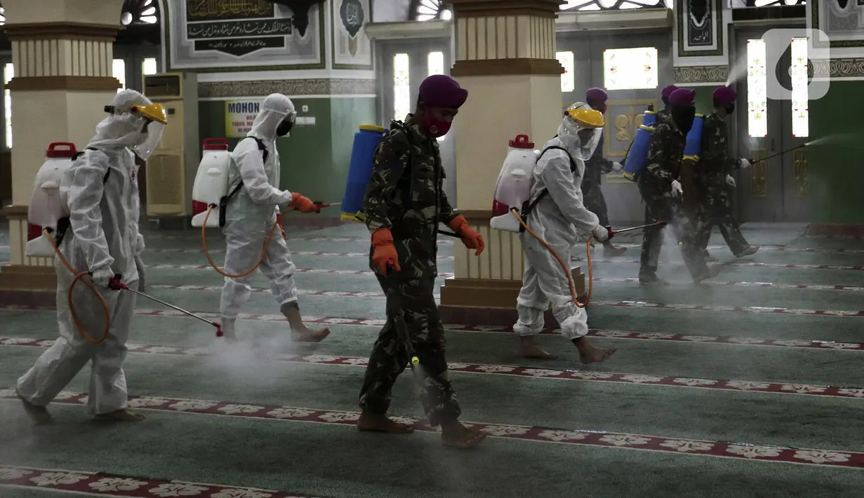 Petugas PMI beserta TNI menyemprotkan cairan disinfektan di Masjid Agung Al Azhar, Jakarta, Rabu (3/6/2020). Penyemprotan tersebut untuk mencegah penyebaran virus corona COVID-19 di rumah ibadah jika nantinya kembali dibuka untuk umum saat pemberlakuan new normal. (Liputan6.com/Johan Tallo)