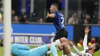 Pemain Inter Milan, Kristjan Asllani mencetak gol ke gawang Genoa dalam lanjutan Serie A 2023/2024, Selasa (5/3/2024) dini hari WIB. (AP Photo/Luca Bruno)