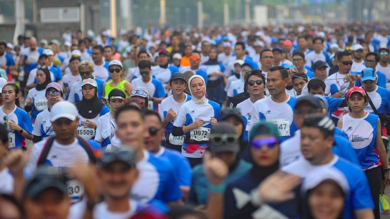 Ribuan pelari memadati Jalan MH. Thamrin, Jakarta, Minggu (23/6/2024) pagi dalam rangka mengikuti lomba lari 10 km yang merupakan bagian dari Jakarta International Marathon (JAKIM) 2024. Foto: merdeka.com / Arie Basuki <br>