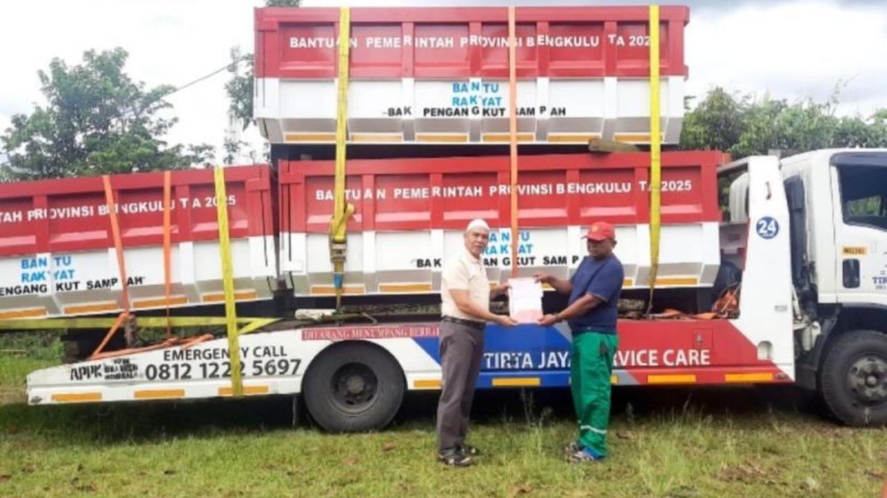 DLH Rejang Lebong Terima Bantuan 12 Kontainer Sampah, Perkuat Pengelolaan Lingkungan