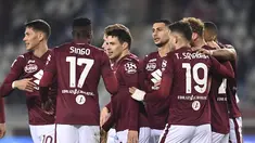 Gelandang Torino, Josip Brekalo (tengah) berselebrasi usai mencetak gol ke gawang Fiorentina selama pertandingan lanjutan Liga Serie A Italia di stadion Olimpiade di Turin, Italia, Selasa (11/1/2022). Josip Brekalo mencetak dua gol dan mengantar Torino menang  atas Fiorentina 4-0. (Fabio Ferrari/LaP