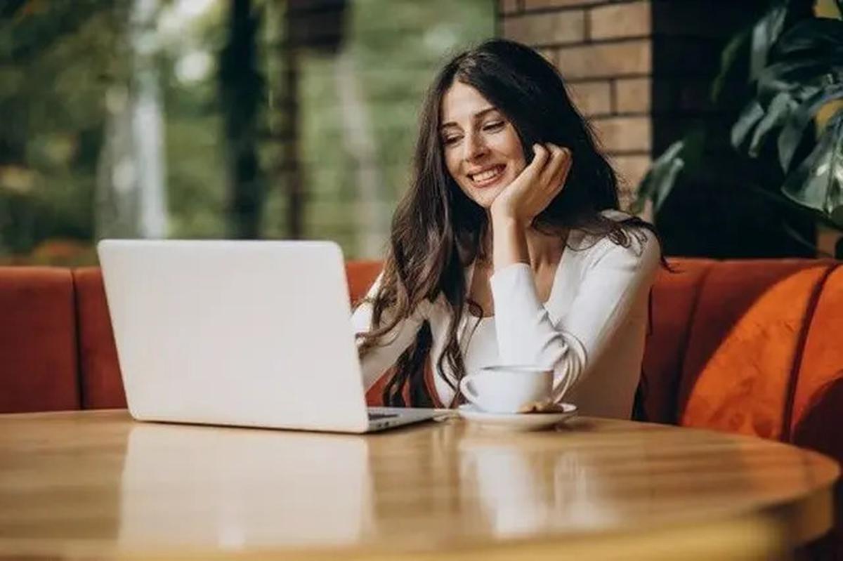 5 Tanda Aura Positif yang Membuat Perempuan Cantik Alami
